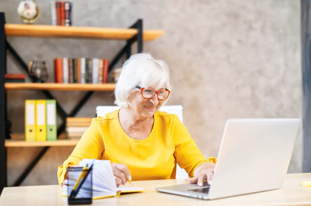 older woman making money blogging